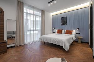 1 dormitorio con cama y ventana grande en Style Suites by Olala Homes, en Madrid