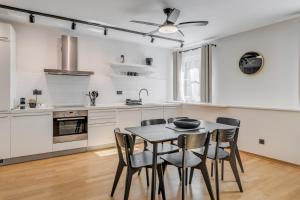 een keuken met een eettafel en stoelen bij 385 Luxury Suites in Split