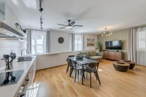 een keuken en een woonkamer met een tafel en stoelen bij 385 Luxury Suites in Split