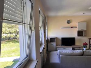 salon z kanapą i dużym oknem w obiekcie Apartment in Gilching w mieście Gilching