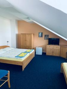 Postel nebo postele na pokoji v ubytování hotel Sádek