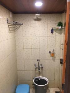 ein Badezimmer mit einem blauen WC und einem Waschbecken in der Unterkunft Vaishali Beach Villa in Suratakal