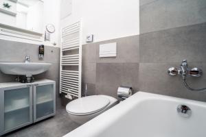 City Park Apartments - #16, #18 & D - Moderne Apartments & Suiten im Zentrum في لايبزيغ: حمام مع مرحاض ومغسلة وحوض استحمام