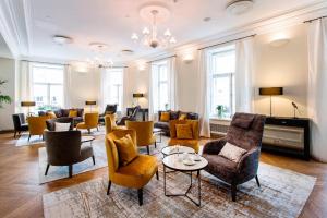 塔林的住宿－特勒格拉夫傲途格精選酒店，带沙发、椅子和桌子的客厅