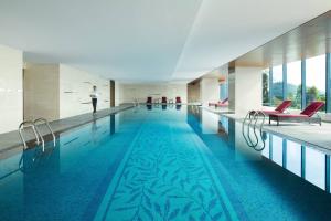 Swimming pool sa o malapit sa Shunde Marriott Hotel