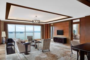 a living room with a couch and a table at Sheraton Qiandao Lake Resort in Chun'an