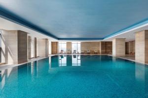 鎮江的住宿－鎮江富力喜來登酒店，大楼内的一个蓝色海水游泳池