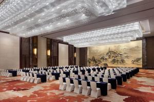 镇江镇江康华汇利喜来登酒店的大房间,连排椅子和一幅画 更多20张照片