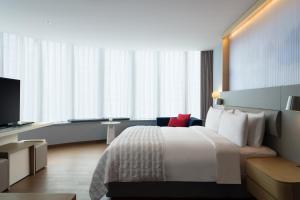 Postel nebo postele na pokoji v ubytování Le Meridien Hangzhou, Binjiang