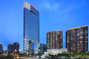 un grupo de edificios altos en una ciudad en Sheraton Grand Hangzhou Binjiang Hotel en Hangzhou