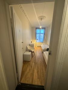 einen Flur eines Zimmers mit einem Bett und einem Sofa in der Unterkunft Center apartments in Oslo
