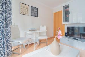 a living room with a table and a vase at City Park Apartments - #11-12 - Apartments mit Ambiente am Park in Leipzig +19 photos