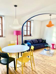 - un salon avec une table, des chaises et un canapé dans l'établissement Appart 2 chambres HYPERCENTRE de Berck-Plage - WIFI, à Berck-sur-Mer