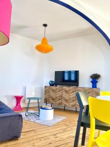 un salon avec un canapé et une télévision dans l'établissement Appart 2 chambres HYPERCENTRE de Berck-Plage - WIFI, à Berck-sur-Mer