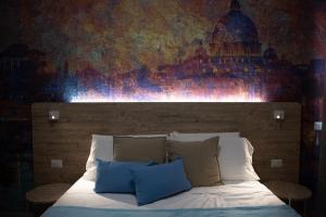 ローマにあるDomus Coriolanoのベッドルーム1室(壁に絵画が描かれたベッド1台付)