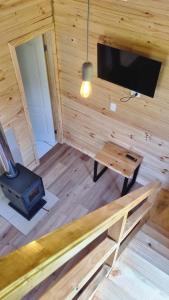 an overhead view of a cabin with a tv and a table at Cabaña en Llifen in Futrono