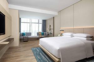 Postel nebo postele na pokoji v ubytování Courtyard by Marriott Shenzhen Bao'an