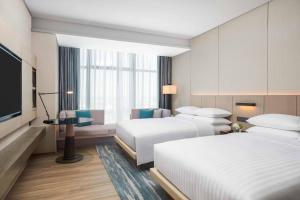 Postel nebo postele na pokoji v ubytování Courtyard by Marriott Shenzhen Bao'an + 28 fotografií