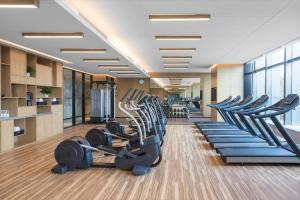 The fitness centre and/or fitness facilities at Courtyard by Marriott Shenzhen Bao'an