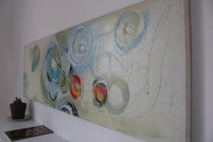 um quadro pendurado numa parede num quarto em Lovely Navigli Studio with balcony - Via Carlo torre em Milão