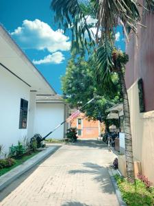 uma palmeira em frente a um edifício em Residence Tanjung Pakuan em Bogor