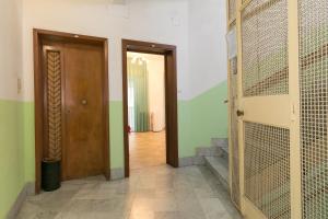 een hal met een deur en een trap in een kamer bij Casa dell'elba in Piombino