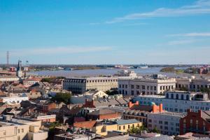 - une vue sur une ville avec une rivière et des bâtiments dans l'établissement Courtyard by Marriott New Orleans French Quarter/Iberville, à La Nouvelle-Orléans