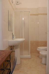 uma casa de banho com um lavatório, um WC e um chuveiro em Lovely Navigli Studio with balcony - Via Carlo torre em Milão