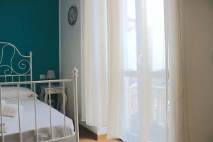 um quarto com uma cama ao lado de uma janela em Lovely Navigli Studio with balcony - Via Carlo torre em Milão