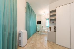 een kamer met verwarming en een groen gordijn bij Casa dell'elba in Piombino