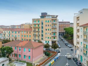 een luchtzicht op een straat met gebouwen bij Casa dell'elba in Piombino