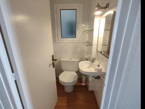 uma pequena casa de banho com WC e lavatório em doree 224 em Cambrils