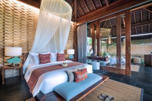 1 dormitorio con 1 cama con dosel en Sanna Ubud A Pramana Experience, en Tegalalang