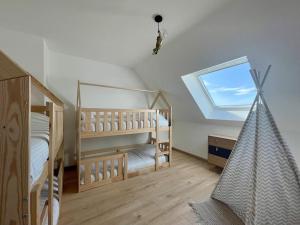 Katil dua tingkat atau katil-katil dua tingkat dalam bilik di Refuge côté Mer by Melrose