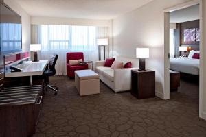 Postel nebo postele na pokoji v ubytování Delta Hotels by Marriott Edmonton South Conference Centre