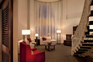 Posezení v ubytování Delta Hotels by Marriott Edmonton South Conference Centre