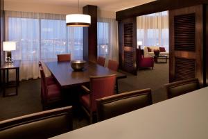 Posezení v ubytování Delta Hotels by Marriott Edmonton South Conference Centre