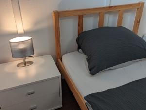 ein Schlafzimmer mit einem Bett und einer Lampe auf einem Nachttisch in der Unterkunft Spacious apartment in Asten perfect for long stays in Asten