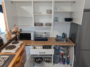 Köök või kööginurk majutusasutuses Spacious apartment in Asten perfect for long stays