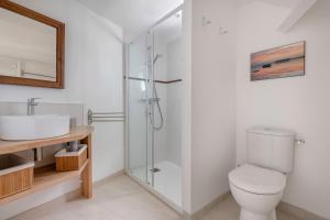 Koupelna v ubytování Maison cosy à 100m du Golfe du Morbihan + 15 fotografií