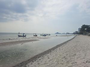 een strand met verschillende boten in het water bij Baan Sandao Unit 303 in Hua Hin