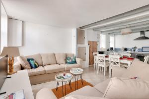 拉弗洛特Maison Rétaise pour 6 à La Flotte en Ré的带沙发和桌子的客厅
