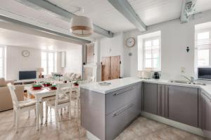 Maison Rétaise pour 6 à La Flotte en Ré的厨房或小厨房