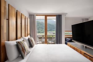 A television and/or entertainment centre at Falkensteiner Hotel & Spa Carinzia Superior