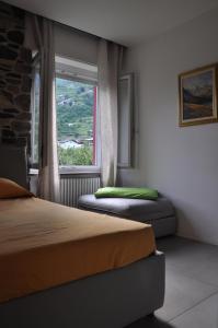 una camera con due letti e una finestra di Smile accomodation Winter time ad Aosta