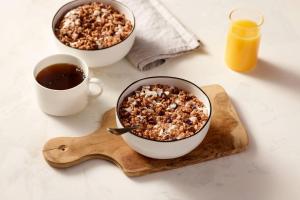 dos tazones de cereales y café sobre una tabla de madera en TownePlace Suites Redding en Redding