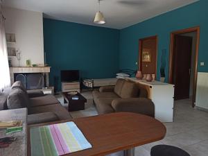 een woonkamer met 2 banken en een open haard bij Litochoro apartment in Litóchoron