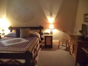 Tempat tidur dalam kamar di The Inn & Spa at Intercourse Village