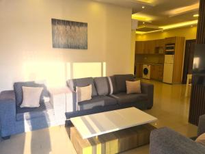 Zoom Chalets في عمّان: غرفة معيشة مع أريكة وطاولة قهوة