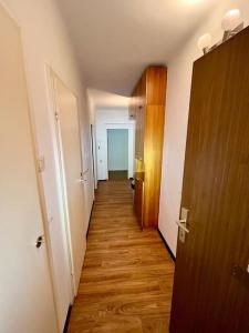 einen Flur eines Zimmers mit Holzboden in der Unterkunft Wohnung Nähe LKH und der Med Uni in Graz